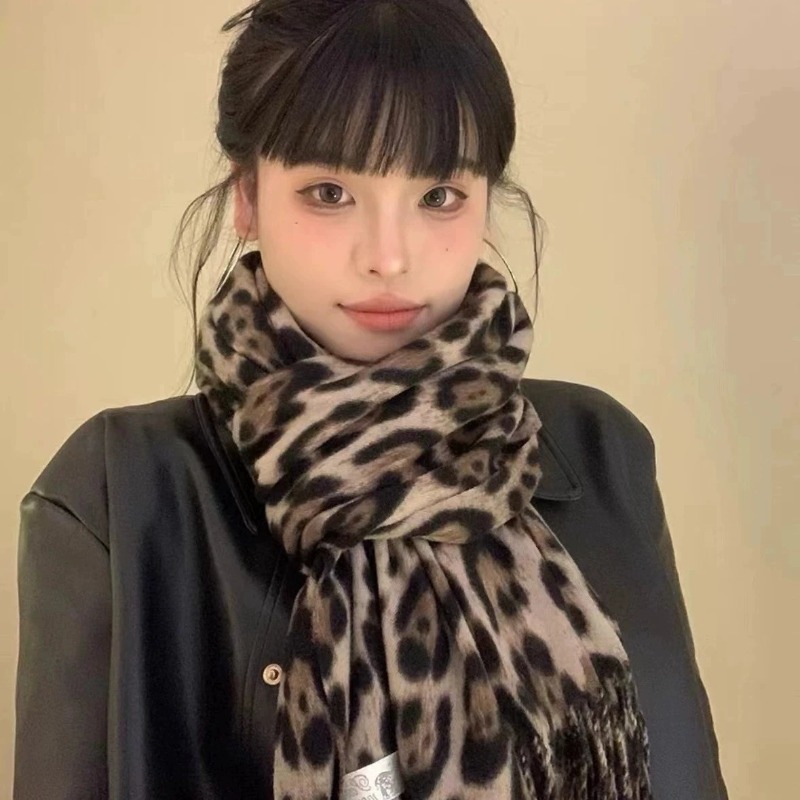 2025년 신상 레트로 실크 레오파드 패턴 스카프 가볍 - Vintage Fashion In 2025 리뷰 및 가격