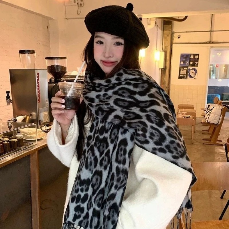 2025년 신상 레트로 실크 레오파드 패턴 스카프 가볍 - Vintage Fashion In 2025 리뷰 및 가격